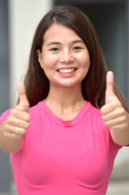 Güzel azınlık Bayan Ile thumbs yukarı