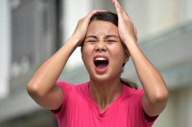 stres altında bir kadın