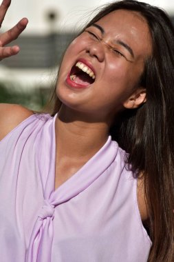 Bir Singing Asya kadın