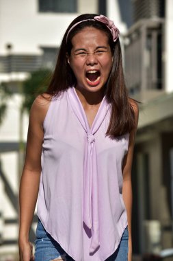 Genç kadın kadın vurguladı