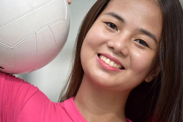 Atleta feminina feliz com voleibol — Fotografia de Stock