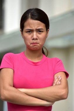 İnatçı genç Asya kişi