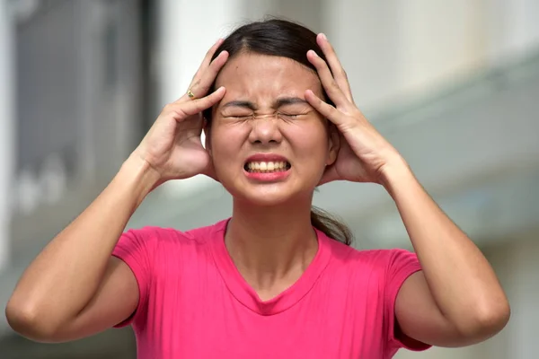 Angstige jeugdige minderheid volwassen vrouw — Stockfoto