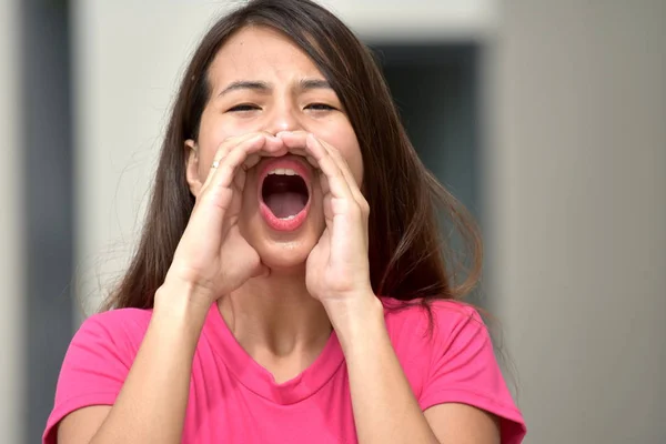 Uma filipina fêmea gritando — Fotografia de Stock