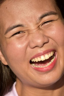 Genç Filipina kadın gülüyor