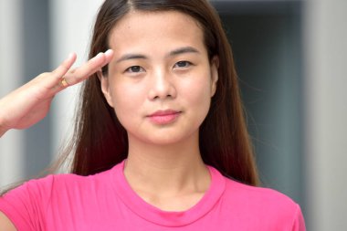 Selamlayan bir yetişkin erkek