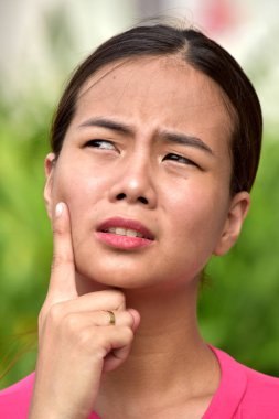 Bir Filipina kadın düşünme