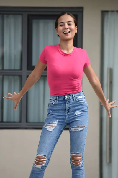 Bastante asiático hembra bailando de pie — Foto de Stock