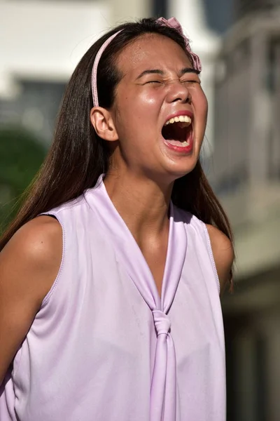 Jovem filipina fêmea gritando — Fotografia de Stock