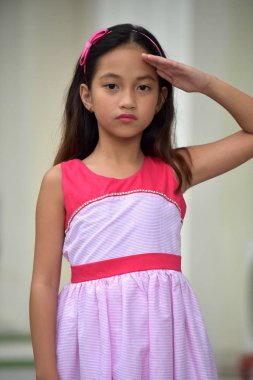 Genç Asya kadın Saluting giyen elbise