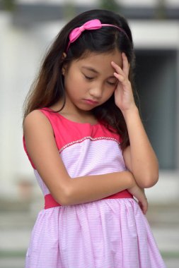 Depresif farklı kız elbise giyiyor