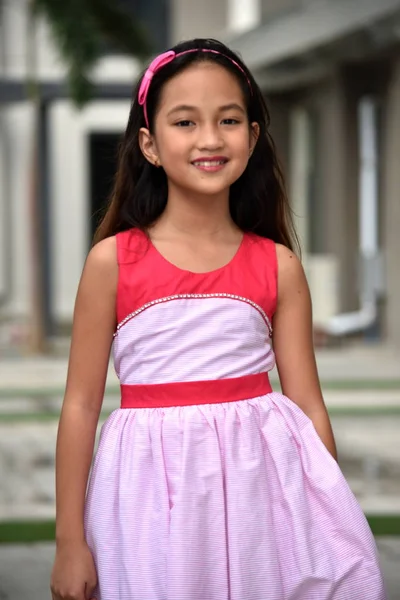 Mooie Filipina meisje kind dragen jurk — Stockfoto