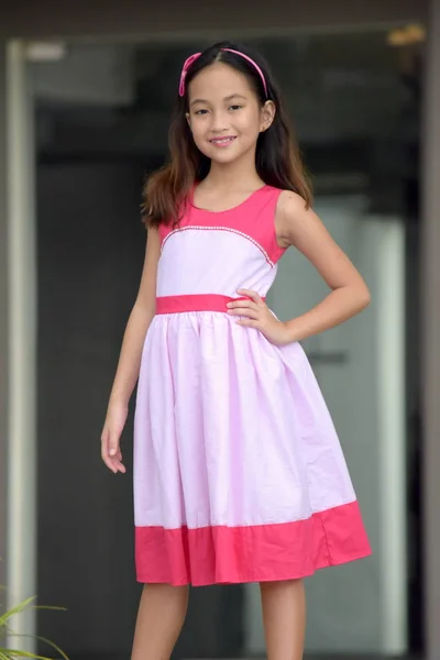 Stwarzające młody Azji nieletnich noszenia sukienka — Zdjęcie stockowe