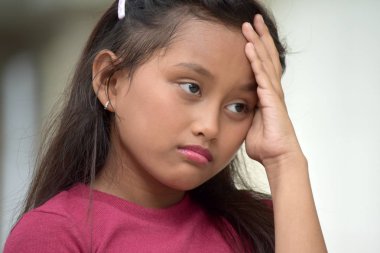 Bir endişe verici Filipina çocuk