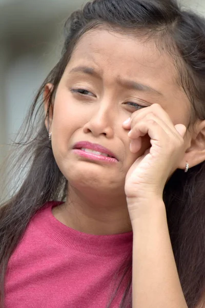 哭泣的年轻女性 — 图库照片