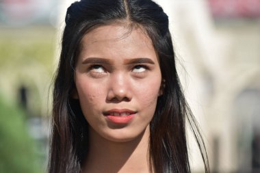 Genç azınlık yetişkin kadın ve karışıklık