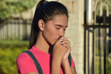 Güzel farklı kadın dua