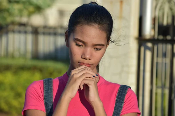 Orando hermosa filipina hembra —  Fotos de Stock