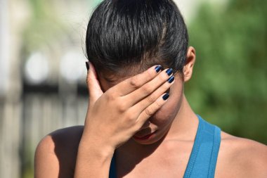 Sad genç azınlık kadın