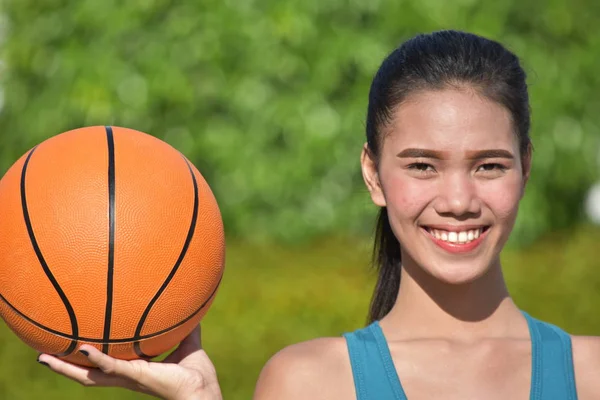 Sorrindo desportivo feminino jogador de basquete com basquete — Fotografia de Stock