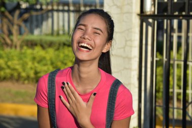 Çekici azınlık kadın gülüyor