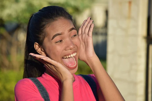 Überraschte schöne philippinische Person — Stockfoto