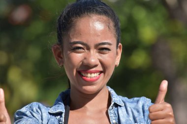 Genç kadın Ile thumbs yukarı