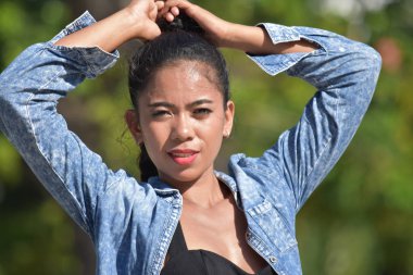 Genç azınlık kadın dans