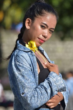 Çiçek Ile duygusal güzel Asyalı kadın