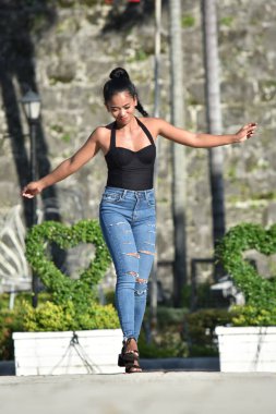 Genç çeşitli kadın dans