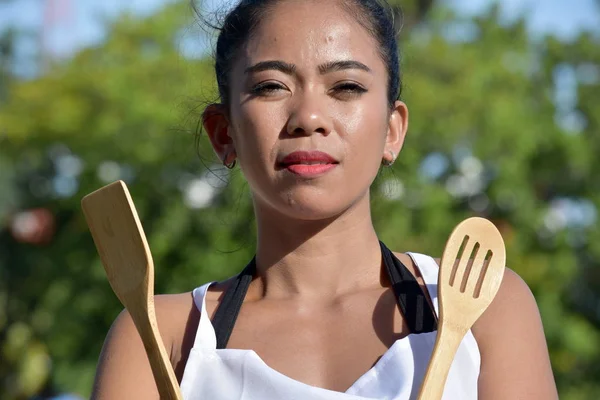 Chef cozinheiro feminino sem emoção com utensílios — Fotografia de Stock