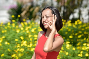 Kadın ve iyi işareti