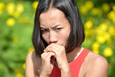 Endişe verici bir genç kadın