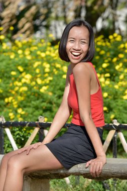 Genç bir dişi gülüyor