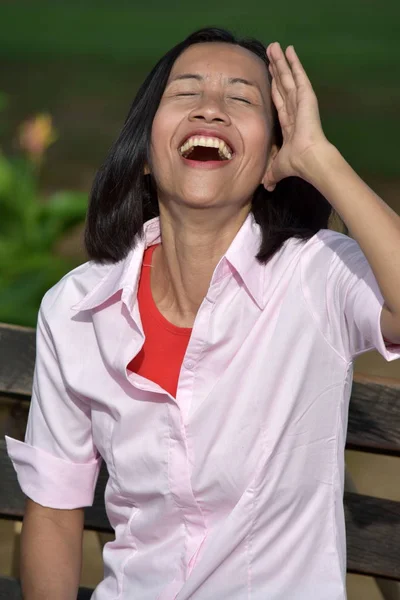 Eine Frau und Lachen — Stockfoto