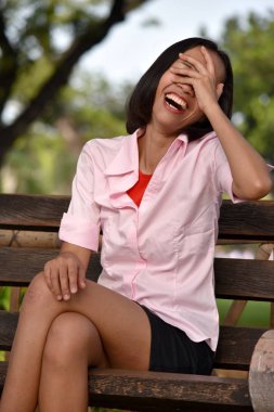 Bir Filipina kadın gülüyor