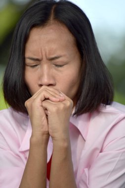 Dua bir genç kadın