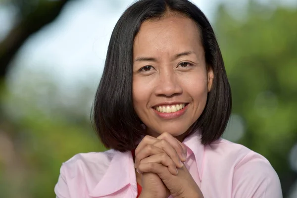 Pretty Filipina Woman Praying — Stock Photo, Image