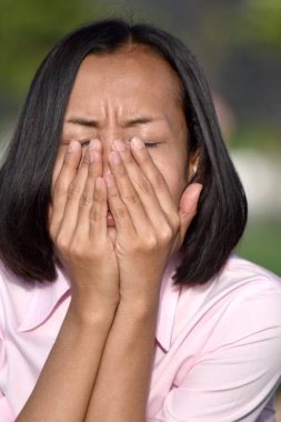 Güzel farklı kadın ve hayal kırıklığı