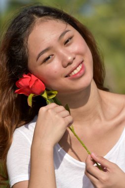 Gülümseyen Genç Asyalı kadın