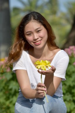 Bir Daisy Ile gülümseyen çekici kadın