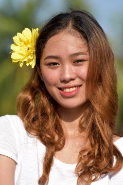 Gülümseyen genç farklı erkek