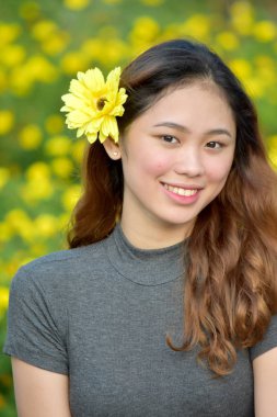 Gülümseyen güzel kadın Ile bir Daisy