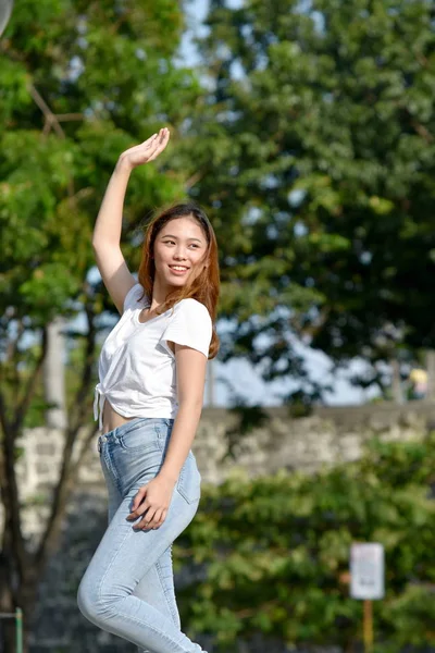 Genç filipina kadın dans — Stok fotoğraf