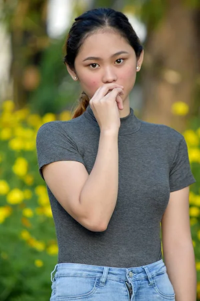 気になるのは美しい少数派女性 — ストック写真