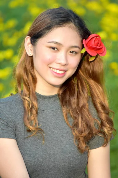 Ritratto di una donna adulta asiatica con una rosa — Foto Stock