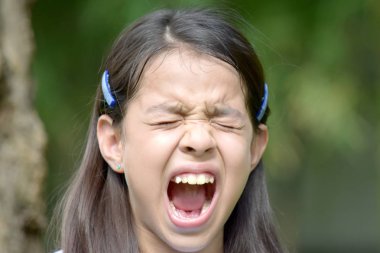 Stresli sevimli azınlık kız öğrenci