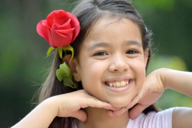 Gül ile Gülümseyen Azınlık Kadın