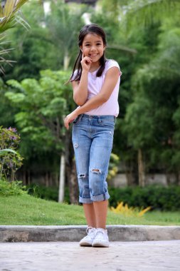 Mutlu Pretty Azınlık Kız Preteen Ayakta