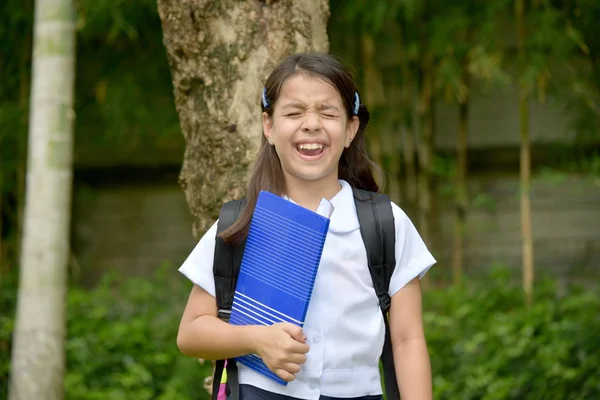 本を持つ不安な準備フィリピンの女子学生 — ストック写真